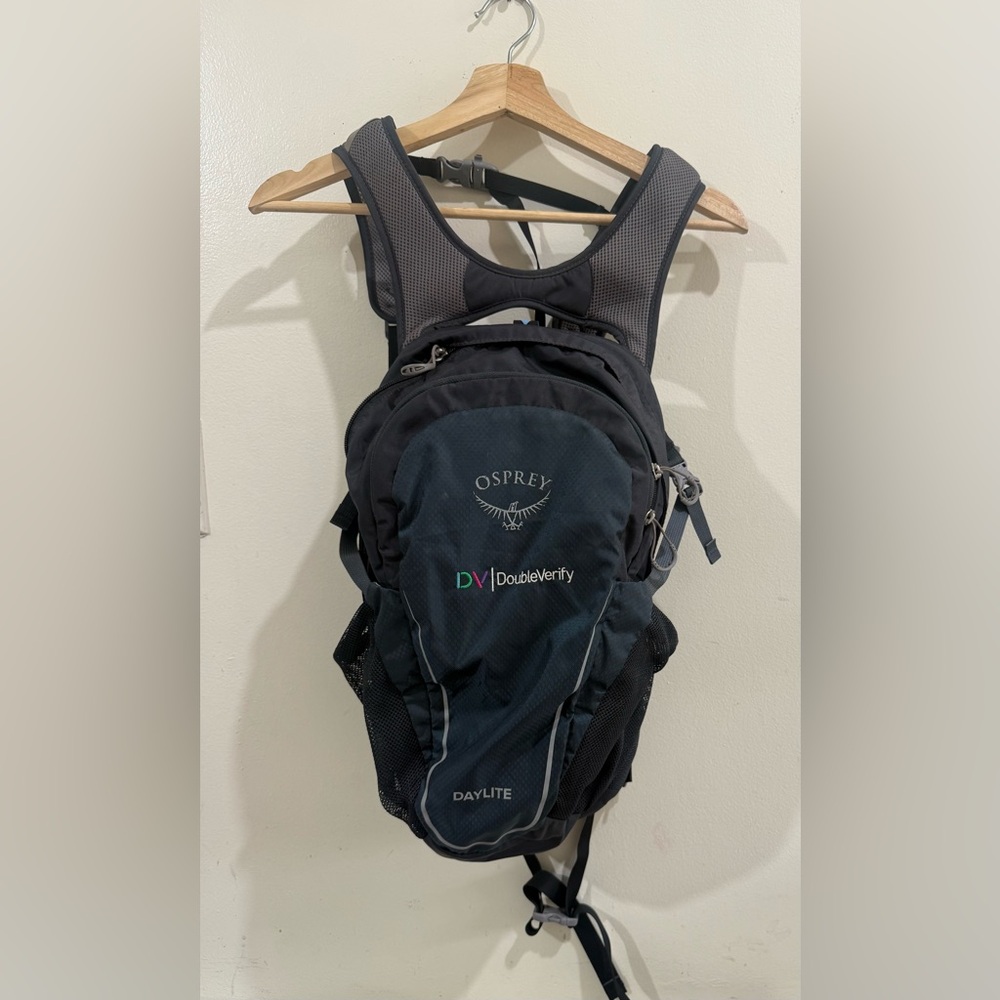 OSPREY Daylite Backpack in Black and Dark Gray